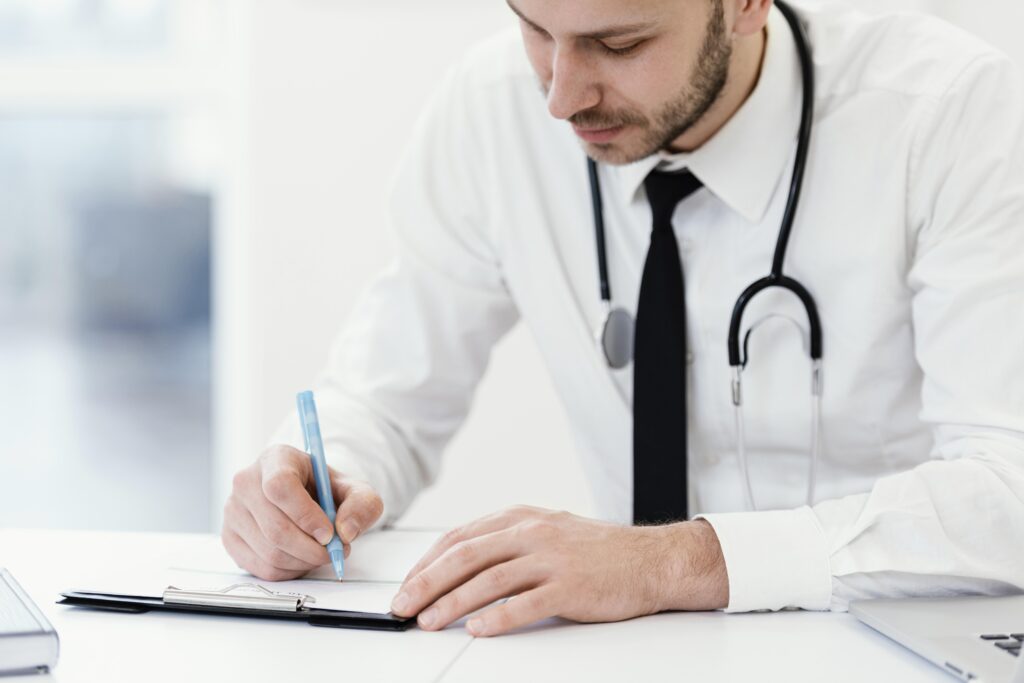 Médico elaborando laudo de autismo